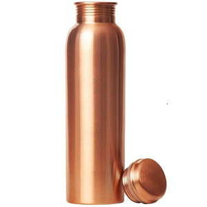 Botella de agua de cobre hecha a mano de primera calidad Diseño en relieve ecológico a granel para la Hidratación Diaria y la salud Ayurvédica - Product Image 5