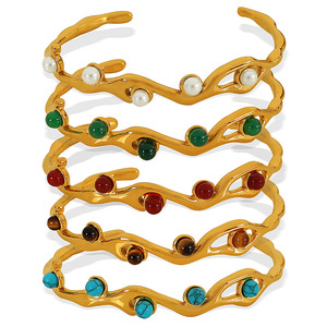 Brazalete con incrustaciones de turquesa en tono dorado, diseño abierto, joyería unisex - Product Image 5