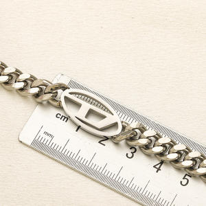 Nuovo Arrivo Bracciale da <span class=keywords><strong>Donna</strong></span> con Lettere di Marchi Famosi in Acciaio Inossidabile Impermeabile con Catena a Maglia Cubana di Design - Product Image 2