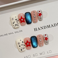 Faux ongles courts carrés rétro américains faits main, motif étoile rouge et œil de chat bleu, avec perles métalliques, pour manucure jeune et tendance