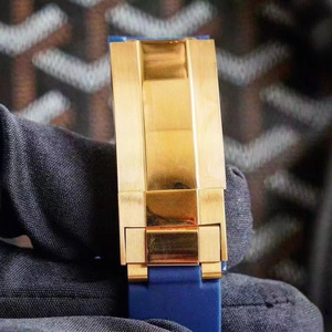 Reloj Deportivo Premium Totalmente Dorado con Microincrustaciones de Diamantes, Esfera Negra Clásica, Reloj de Buceo Automático con Función de Calendario - Product Image 3