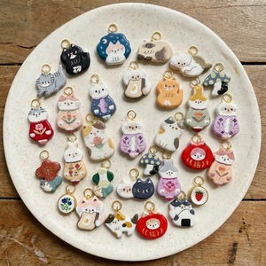 Série d'animaux mignons nordiques, pendentif tricolore à face noire, collier DIY, électroplaqué sous vide dans un four pour la coloration - Product Image 1