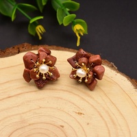 Anting Mutiara Berlapis Emas Model Huggie Hoops Dengan Inlay Mutiara Kecil Minimalis Dapat Ditumpuk Perhiasan Sehari-hari Hadiah