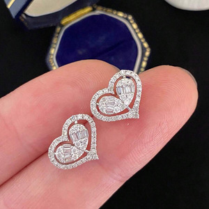 Orecchini a forma di cuore per donna, gioielli minimalisti e dolci per tutti i giorni - Product Image 1