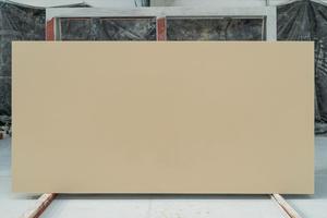 Quartz technique Tan aux tons beiges terreux chauds et finition contemporaine lisse - Product Image 2