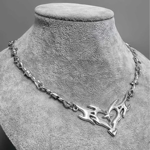 Gargantilla Corazón de Llama Cruzada Punk Gótica Y2K de Aleación con Espinas y Alambre de Púas, <span class=keywords><strong>Cadena</strong></span> de Eslabones con Dijes Hippie para Mujeres, Hombres y Niños - Product Image 4
