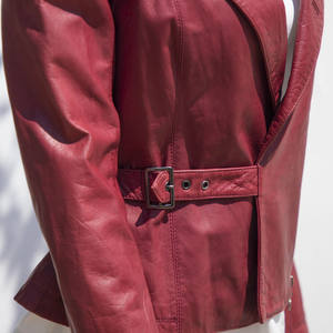 ソースファクトリーOEM レディース本革バイカーブレザー カスタムソリッドレッド斜めジッパーベルト留めラムスキンブレザー - Product Image 5