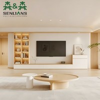 Meuble TV Japandi blanc cassé et chêne clair avec cadre en laiton, vitrine en verre, cinq étagères et panneau tambour vertical