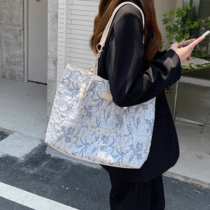 Bolso de mano de lona jacquard de gran capacidad para mujer con hebilla magnética y bolsillo con cremallera, primavera 2022, azul, blanco, negro - Product Image 2
