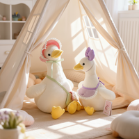 Harga Pabrik Boneka Bebek Putih Lembut Kawaii Berpakaian Topi Gingham dan Pita, Boneka Hewan Angsa untuk Perlengkapan Fotografi Anak