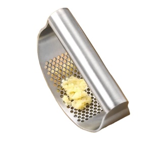 Presse-ail manuelle circulaire en acier inoxydable, courbée, écologique, durable, outil de cuisine en stock pour usage domestique - Product Image 3