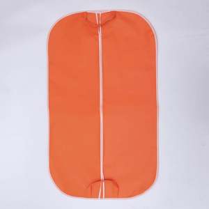 Sac de vêtement de luxe personnalisé avec logo OEM en non-tissé, sac anti-poussière portable et tendance, disponible en différentes tailles pour la vente en gros - Product Image 4