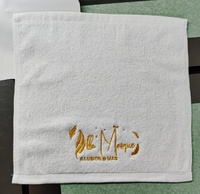 Moins cher 30*30cm blanc noir salon carré petit coton essuie-mains bandeau avec logo brodé