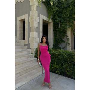 Vestido de Satén para Mujer Fuchsia Glory, Cuello Redondo, Mangas Cortas, Corte en A, Estilo de Fiesta, Detalle de Encaje en la Espalda, Rosas, Largo hasta el Suelo - Product Image 4