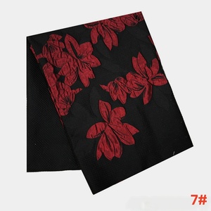 <span class=keywords><strong>Tissu</strong></span> brocart noir 202 g/m² à motifs floraux imposants, poids moyen, texture <span class=keywords><strong>nid</strong></span> <span class=keywords><strong>d</strong></span>'<span class=keywords><strong>abeille</strong></span>, matériau de <span class=keywords><strong>couture</strong></span> haut de gamme pour robes de soirée et costumes - Product Image 6