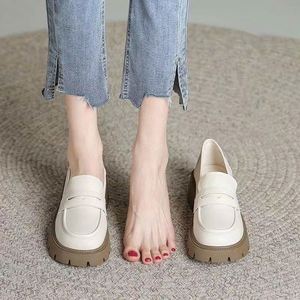 รองเท้าสลิปออนหนังไมโครไฟเบอร์สีดำ พื้นหนานุ่มสบาย ใส่ได้ทั้งฤดูร้อนและฤดูใบไม้ร่วง แบบเพนนีโลฟเฟอร์ ไซส์ 35-43 รองเท้าผู้หญิงแบบคลาสสิก - Product Image 5