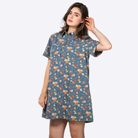 Gaun kemeja denim wanita motif bunga, lengan pendek, kerah, kancing setengah, model A-line mini, dengan saku, dari produsen.