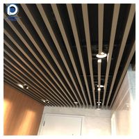Plafond en tube carré Planches de plafond modernes personnalisées Bois et aluminium pour hôtel Matériaux ignifuges Plafond en tube carré