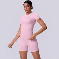 Ensemble de sport 2 pièces respirant à taille élastique sans couture très extensible pour femme, avec hauts à manches courtes et shorts à effet froncé aux fesses