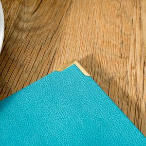 Cubierta de Menú de Cuero Personalizada de 8.5x11 Pulgadas A4 para Restaurante, Carpeta de Menú de Cuero con Fijación de Tornillos y Esquinas Metálicas Protectoras - Product Image 3