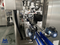 Machine d'étiquetage automatique à grande vitesse pour bouteilles rondes de boissons minérales avec manchon rétractable