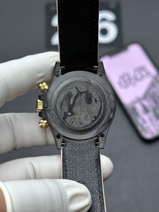 รุ่นคาร์บอนไฟเบอร์แบบปรับแต่งได้ - สายรัดทอจากเส้นใยสังเคราะห์ - ระบายอากาศได้ดีและสวมใส่สบาย - เนื้อสัมผัสนุ่ม - นาฬิกาแบบกลไก - Product Image 5