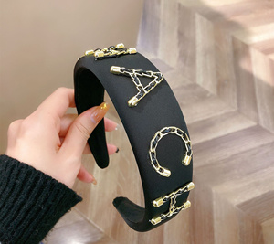 Serre-tête en velours avec lettres noires, Vintage et à la mode - Product Image 3