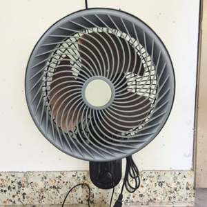 Ventilateur mural gris avancé de 9 pouces, léger, en plastique, avec refroidissement par air, moteur à 3 fils en cuivre, télécommande mécanique, haute vitesse, pour usage domestique - Product Image 3