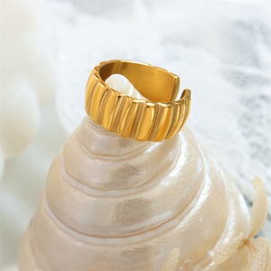 Anillo de Moda con Rayas Chapado en Oro de 18k, Anillo de Acero Inoxidable para Mujer - Product Image 3