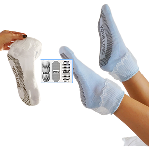 Chaussettes de yoga antidérapantes professionnelles en maille pour femmes – Chaussettes à grip personnalisées de haute qualité avec dentelle et volants – Chaussettes mignonnes avec logo sur le dessous - Product Image 1