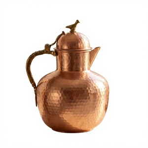 Pichet à eau en cuivre martelé fait main avec couvercle en forme d'oiseau, carafe métallique vintage écologique, capacité 1,7 L pour boissons, service de mariage, durable - Product Image 1