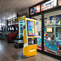 Kiosque de jeu d'arcade à double trémie Terminal libre-service en métal Garantie 1 an ATM-08 de paiement pour parcs d'attractions Espagnols
