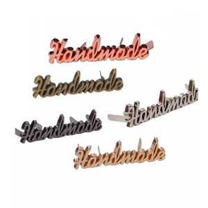 Targhette con logo personalizzate in metallo argento scritte con strass paillettes etichette fatte a mano Hardware piccole etichette portachiavi in metallo incise - Product Image 6