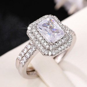 Anello da Donna con Accenti in Pietra, Elegante Gioiello da Dito alla Moda - Product Image 1