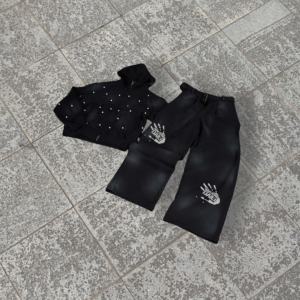 ชุดวอร์มวินเทจแบบใหม่ ระบายอากาศได้ดี พิมพ์โลโก้ตามสั่ง ประดับคริสตัล สายรูดปรับได้ เสื้อฮู้ดและกางเกงขายาว ผ้าหนา - Product Image 1