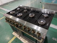 48 pouces. 7,0 Cu. Four encastrable autonome, 8 brûleurs, four à convection, réallumage automatique, porte grise, boutons et poignées dorés