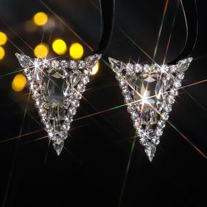 Boucles d'oreilles à clous de luxe pour femmes de style européen et américain, plaquées rhodium, brillantes, géométriques, en forme de triangle, en cristal de verre et en alliage de zircon - Product Image 4