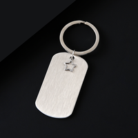 Ywyougang Porte-clés vintage en acier inoxydable, forme rectangulaire arrondie, style médaille militaire, avec breloque étoile ajourée, gravable au laser, cadeau