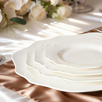 Assiettes en Porcelaine Fine Blanches en Forme de Tournesol de 13 Pouces, Style Luxe Simple, pour Mariages et Fêtes à Domicile – Vente Flash