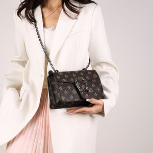 Pochette pour femme avec bandoulière chaîne pour porté croisé, en cuir synthétique durable.2501 - Product Image 1