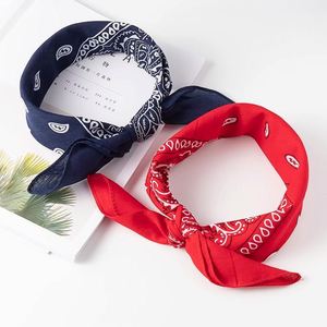 Bandana personnalisée colorée, bandana carré en soie personnalisé, bandana classique imprimé, bandana personnalisé avec logo, bandana en coton rouge - Product Image 2