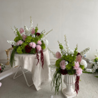 Centre de table de mariage élégant et coloré, boule florale luxurante bordeaux et verte, arrangement de fleurs artificielles pour la décoration de réception