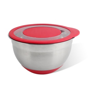 Tazón de mezcla de acero inoxidable con base roja y tapa hermética de diseño moderno para servir alimentos en el hogar. - Product Image 4
