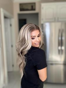 Perruques CARKIRA 13x6 Lace Front Wig Blond Cendré Ondulé Synthétique Sans Colle Résistant à la Chaleur 24 Pouces Fibres Synthétiques - Product Image 2