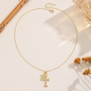 Collana a doppia croce con zirconi incastonati a castone, stile europeo-americano, bicolore oro e argento, di nicchia, di alta gamma, a strati - Product Image 6