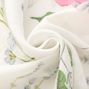 Nuovo <span class=keywords><strong>Elegante</strong></span> <span class=keywords><strong>Sciarpa</strong></span> Hijab Morbida <span class=keywords><strong>Bianca</strong></span> con Motivo Floreale Stampato e Nappe, Sciarpe Leggere Estive con Stampa Floreale da Donna - Product Image 3