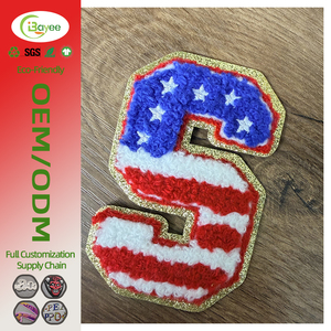 Patchs brodés en chenille avec lettres de l'alphabet colorées, éléments de drapeau, base pailletée or, 100% coton biologique, pour vêtements de baseball. - Product Image 1