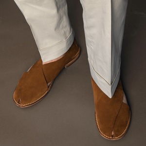 Sandalias de verano de nuevo estilo, de cuero genuino y gamuza, hechas a mano, con suela cómoda y suave, diseños huecos, de una pieza, informales, para hombre. - Product Image 1