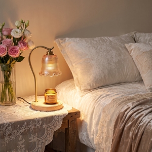 Chauffe-cire vintage à bras courbé, avec verre côtelé à volants, 4 niveaux de luminosité réglables, compatible avec toutes les bougies de moins de 5,5 pouces - Product Image 1