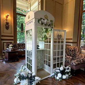 Cabina Telefónica Blanca para Boda con Libro de Visitas de Audio, Fotomatón con Flores y Fondo para Eventos Nupciales - Product Image 1